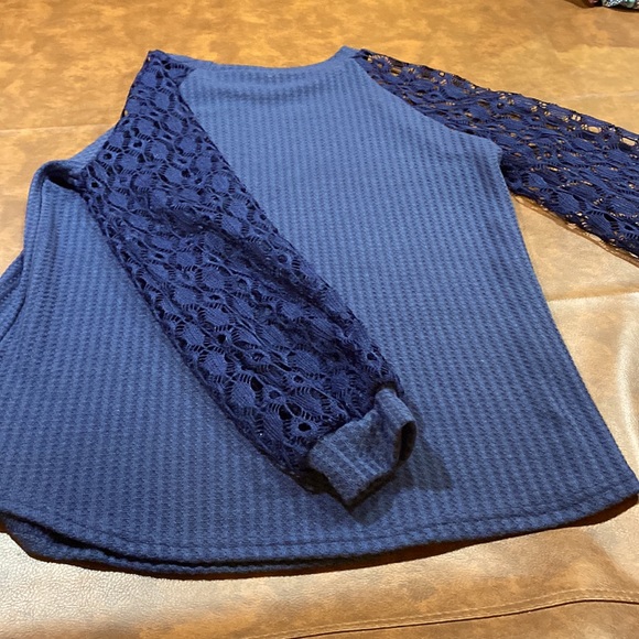 Casual Top. - Picture 3 of 3